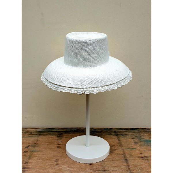 Dilara Latrous vasarinė skrybėlė